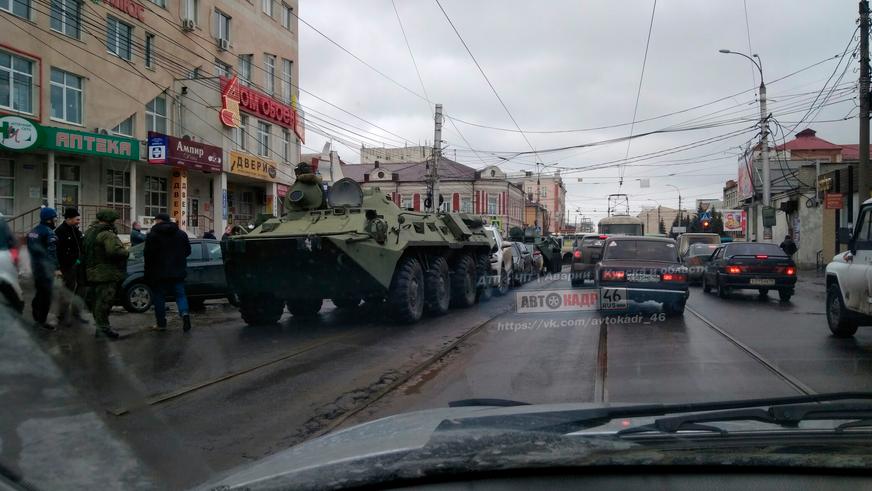 Два БТР «собрали паровозик» в центре Курска