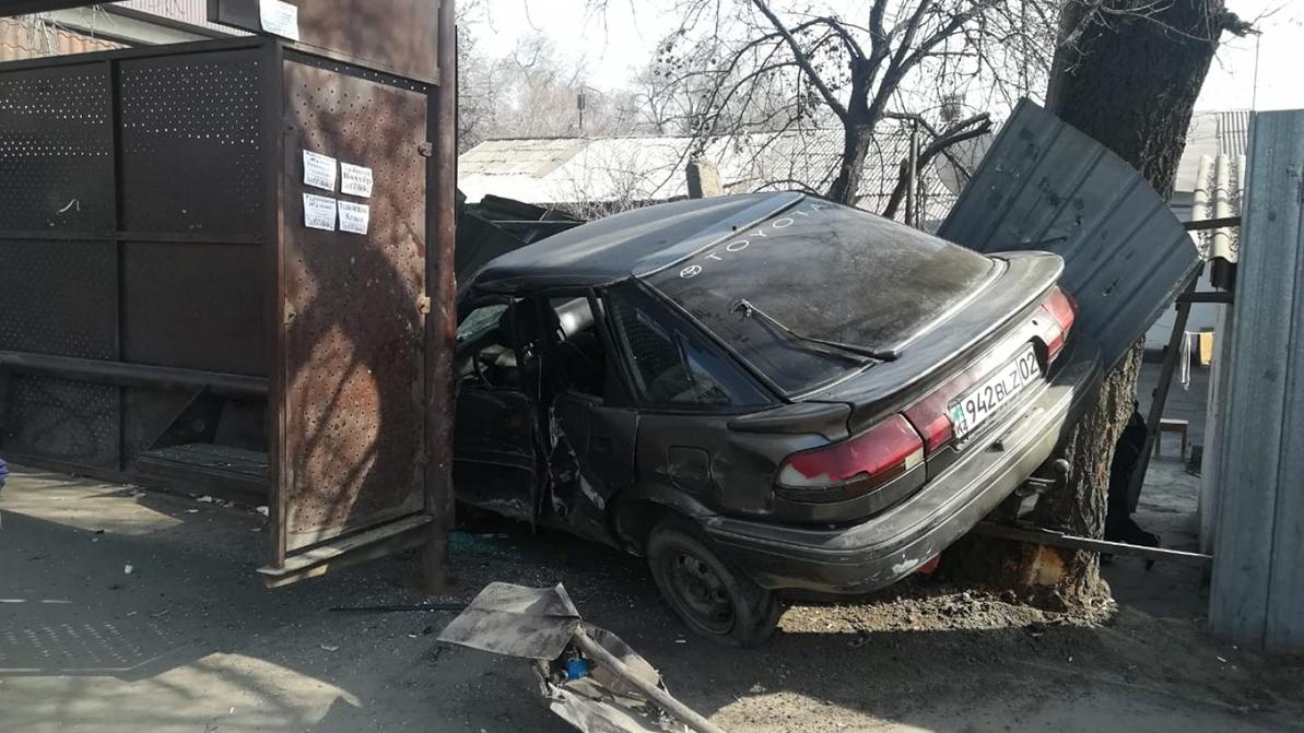 Toyota влетела в остановку в Алматы. Один человек погиб