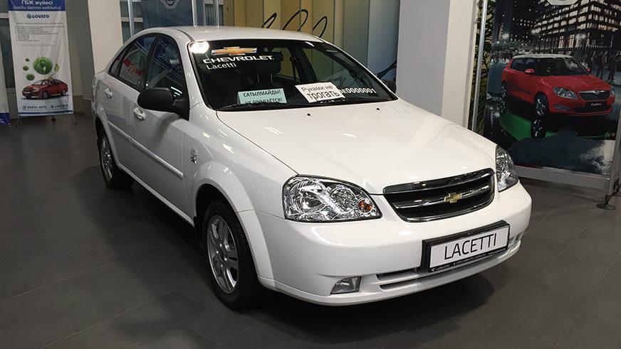 Один из таких автомобилей — Chevrolet Lacetti — стоит в дилерском центре в Алматы