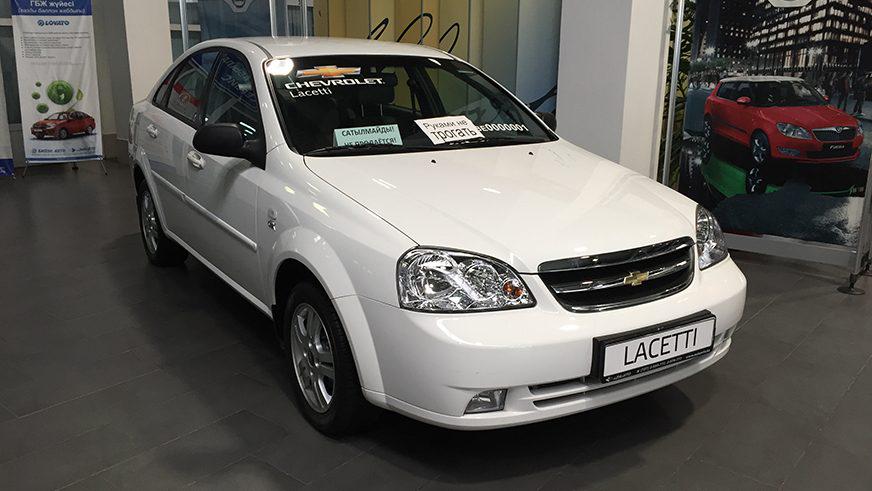 Один из таких автомобилей — Chevrolet Lacetti — стоит в дилерском центре в Алматы