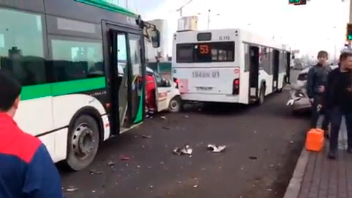 Массовое ДТП в Нур-Султане: столкнулись три автобуса