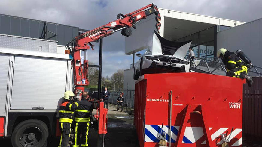 Как потушить гибридный BMW i8