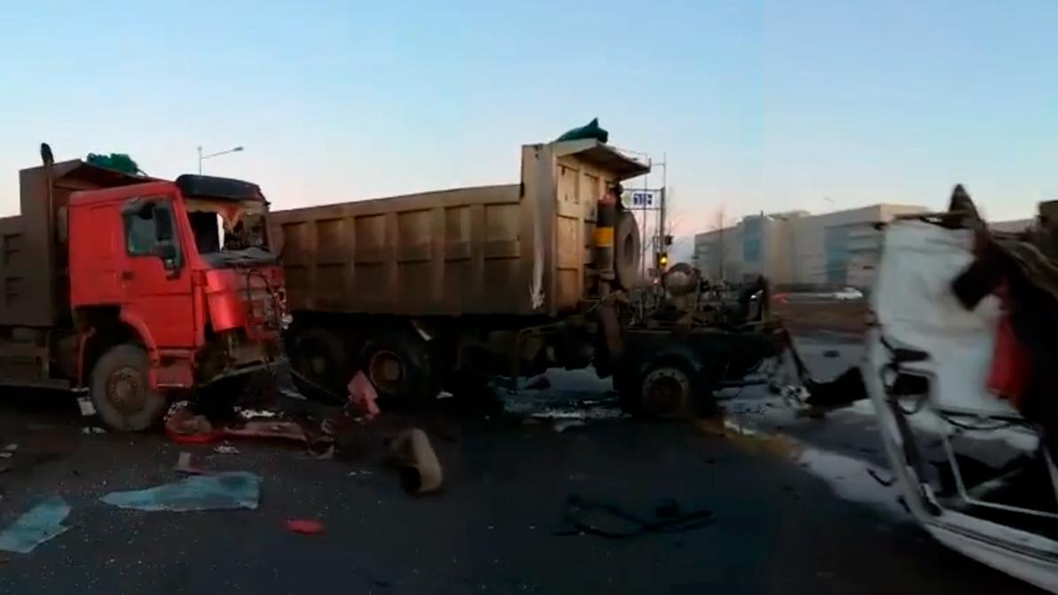 Два грузовика столкнулись в Нур-Султане