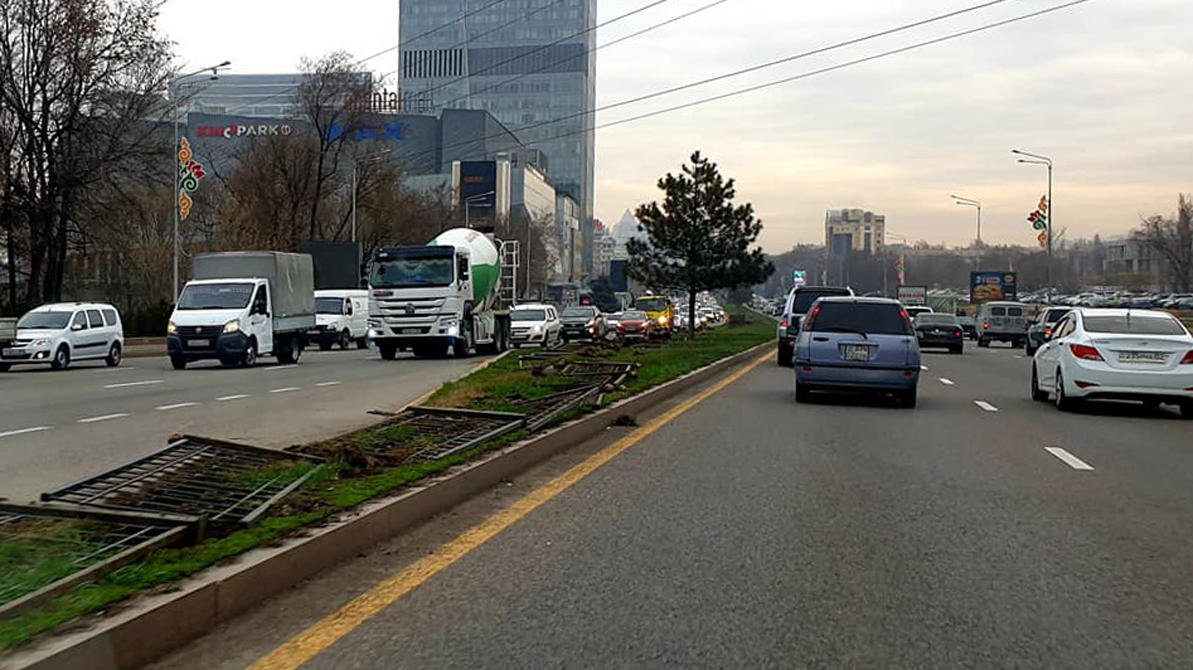 Разделительную полосу на проспекте Аль-Фараби лишили заборов