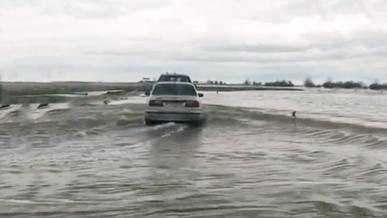 В Северном Казахстане затопило трассу Екатеринбург – Алматы