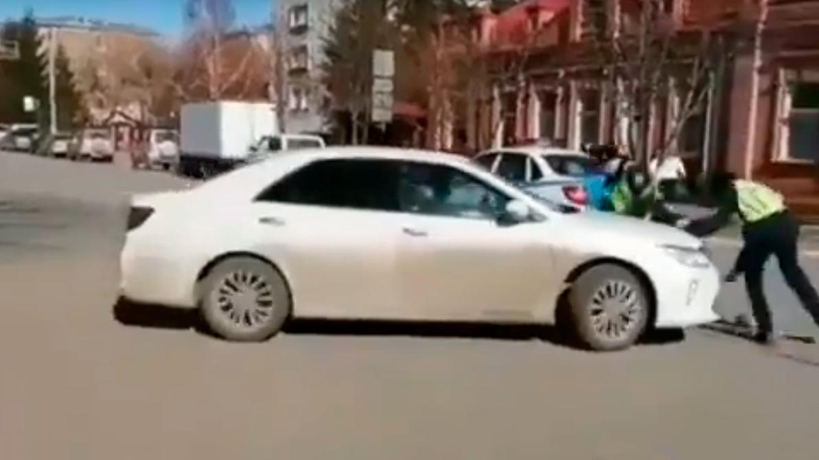 Столичная гостья давила полицейских в Петропавловске
