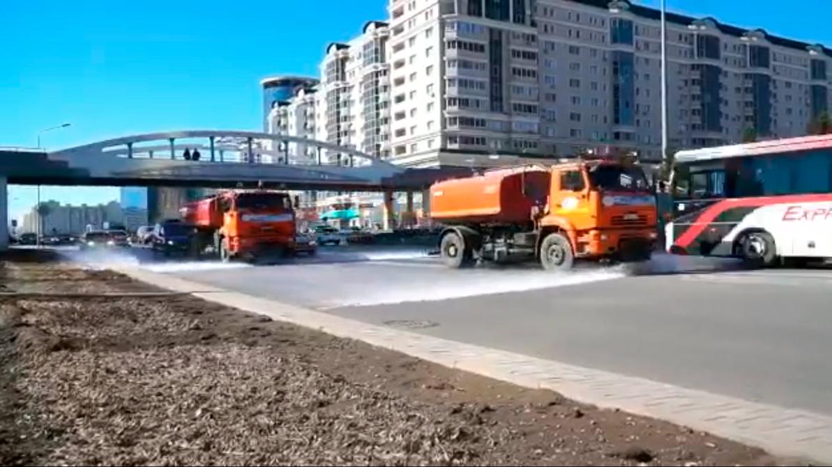 Дороги в столице РК начали мыть шампунем