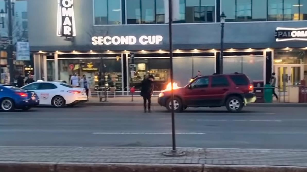 Мужчина в Канаде средь бела дня поджёг 13 машин