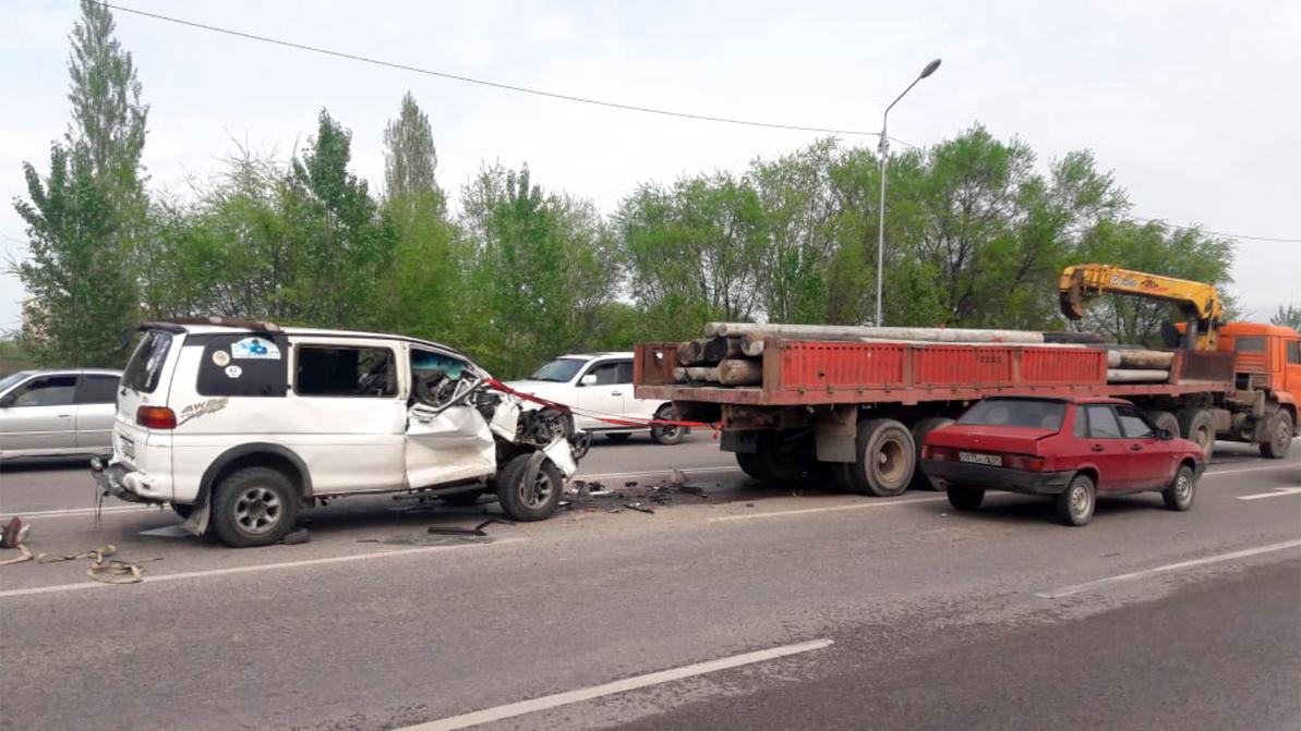 Водитель Mitsubishi Delica погиб, столкнувшись с КамАЗом в Алматы