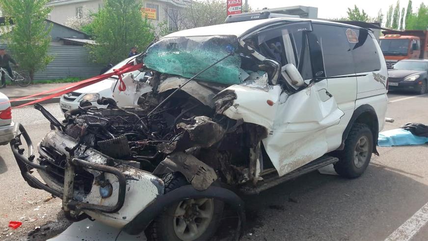 Водитель Mitsubishi Delica погиб, столкнувшись с КамАЗом в Алматы
