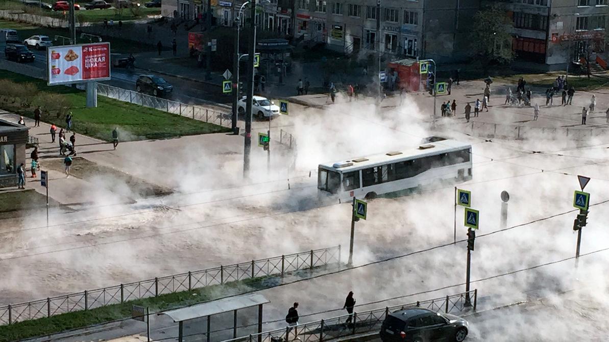 В яму с кипятком провалился автобус в Петербурге