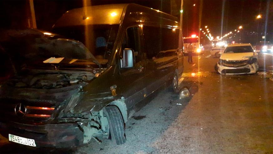 Два человека пострадали в массовой аварии в Алматы