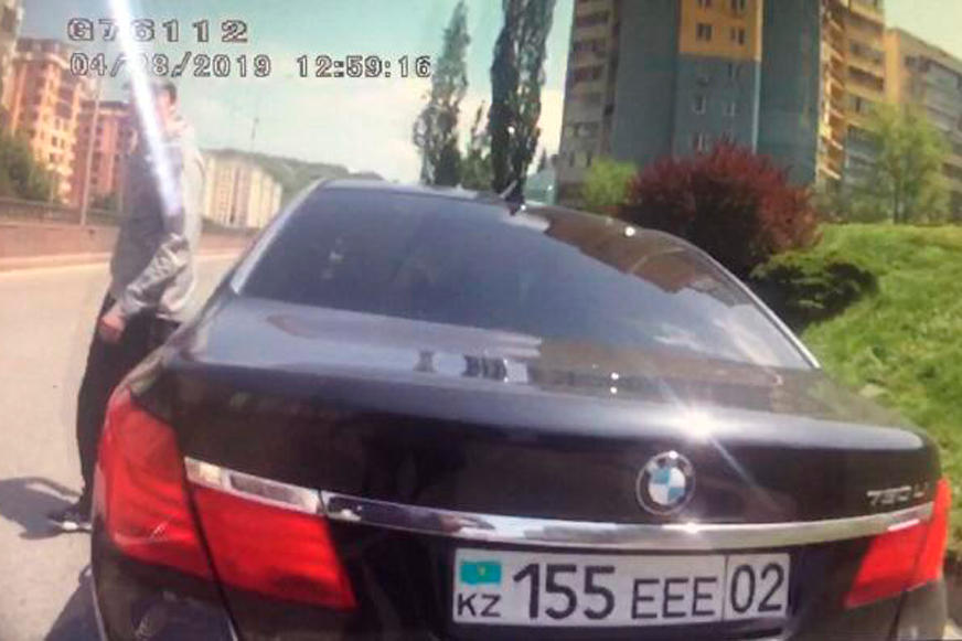 BMW 750 с подложными номерами задержали в Алматы