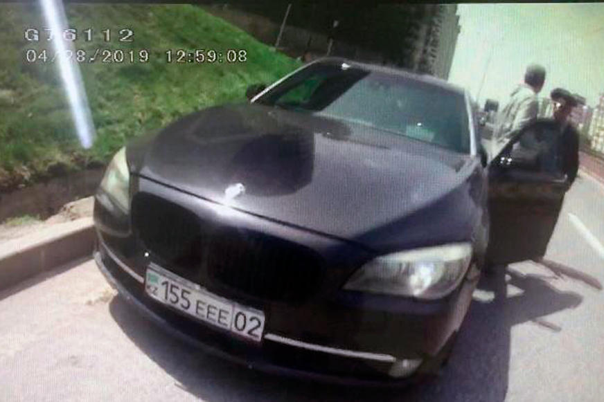 BMW 750 с подложными номерами задержали в Алматы