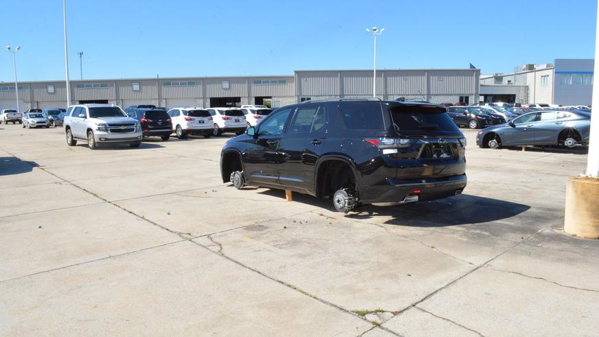 124 колеса сняли с автомобилей Chevrolet на дилерской парковке в США