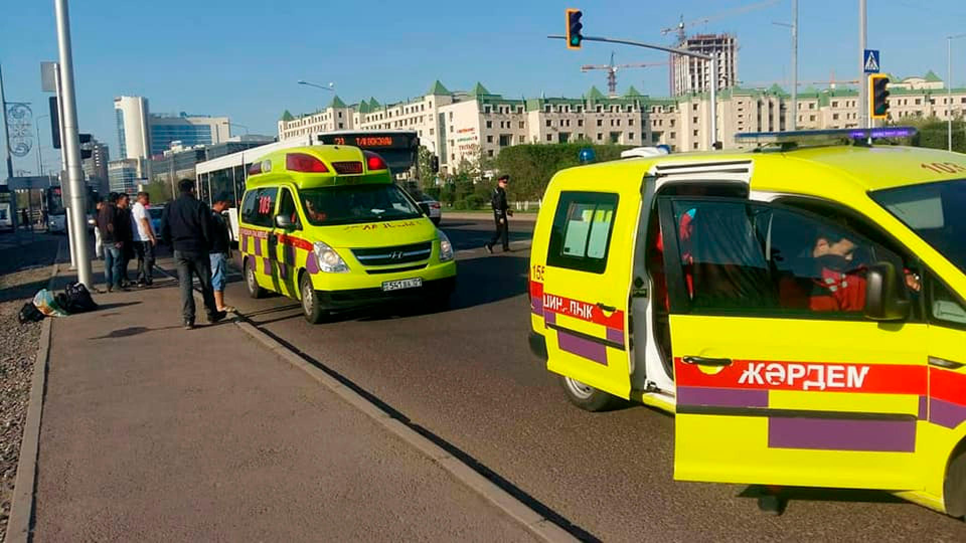 Двое пешеходов попали под колёса автобуса в Нур-Султане