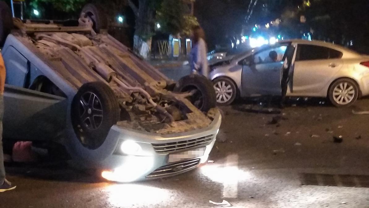Daewoo Matiz опрокинулся на крышу после столкновения в Алматы