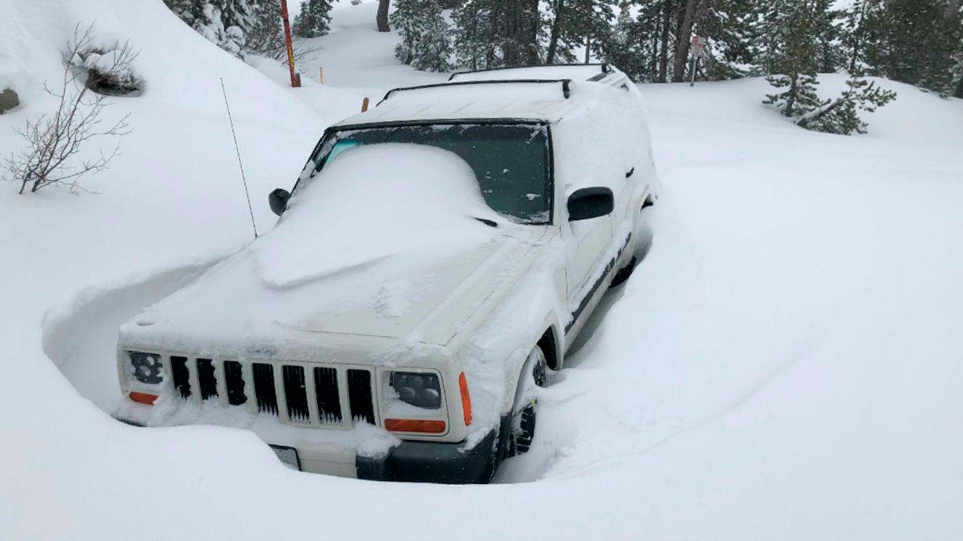 Три метра снега над крышей. История спасения Jeep Cherokee