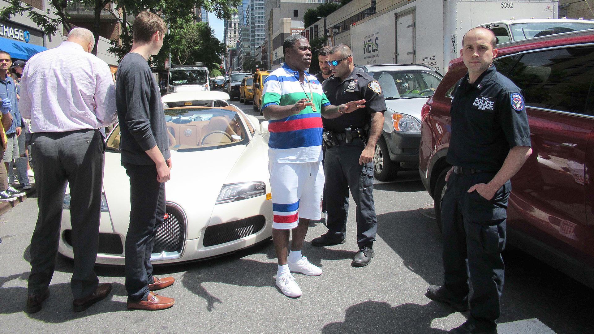 Купил Bugatti Veyron и сразу же попал в ДТП