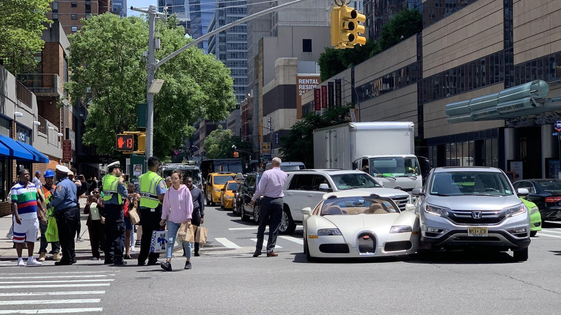 Купил Bugatti Veyron и сразу же попал в ДТП