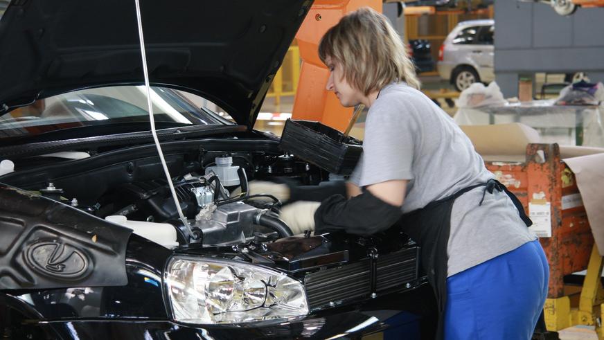 Из бардачка: вашу «ладу» собирали женщины