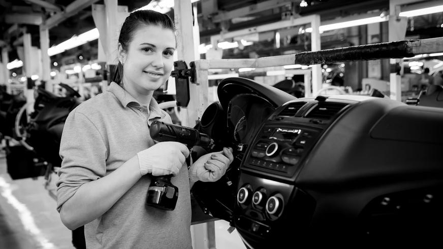 Из бардачка: вашу «ладу» собирали женщины