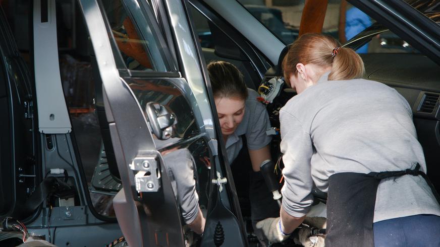 Из бардачка: вашу «ладу» собирали женщины