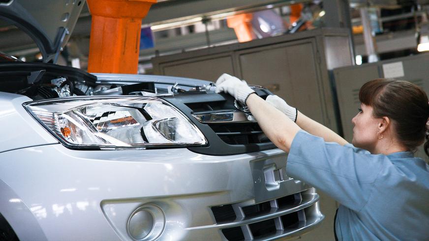 Из бардачка: вашу «ладу» собирали женщины