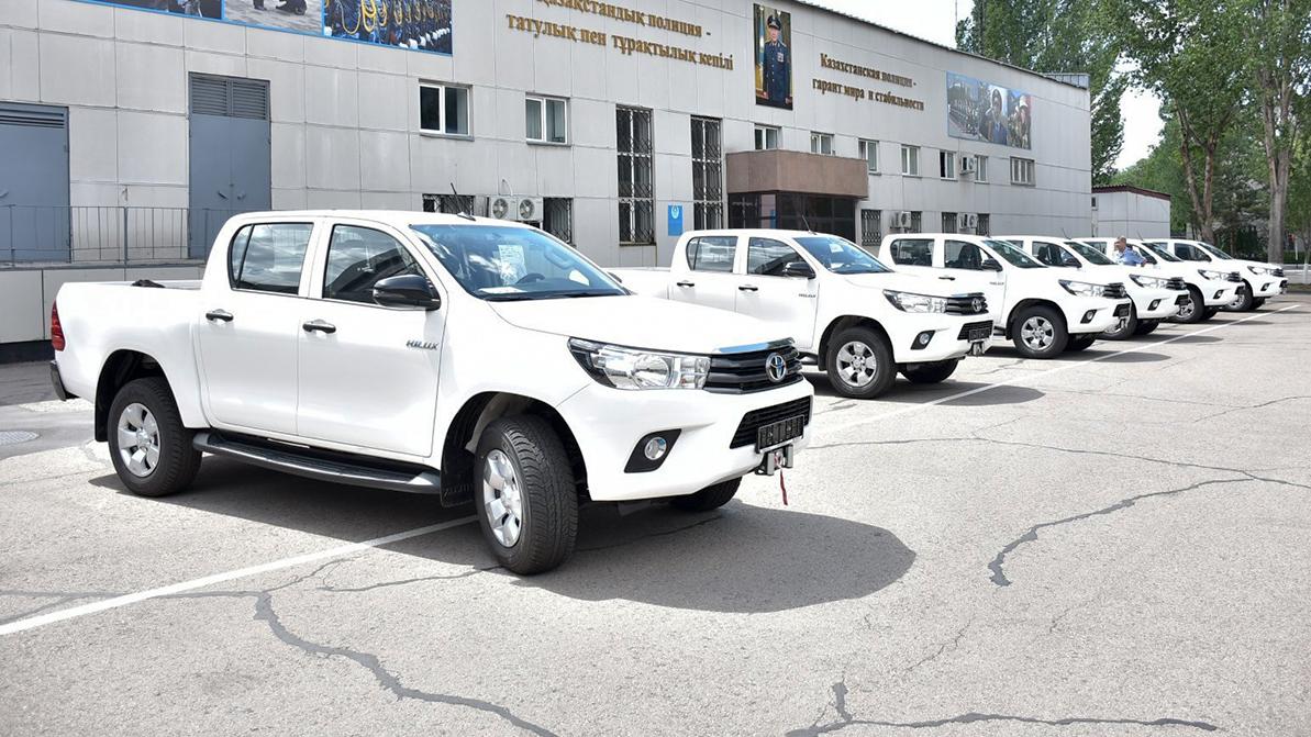 17 пикапов Toyota Hilux подарили США казахстанской полиции