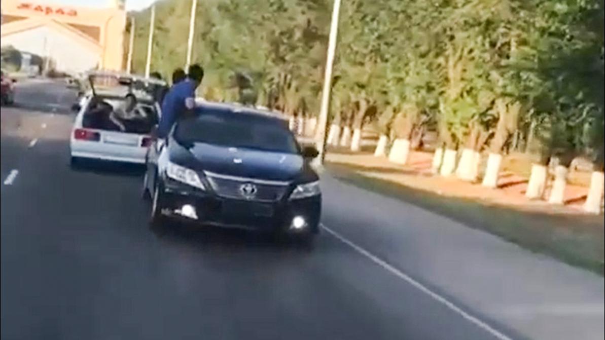 Toyota Camry из свадебного кортежа задним ходом протаранила ВАЗ-2114