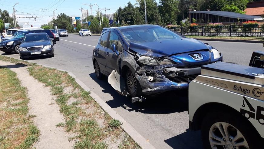 Спящий водитель Peugeot протаранил пять автомобилей