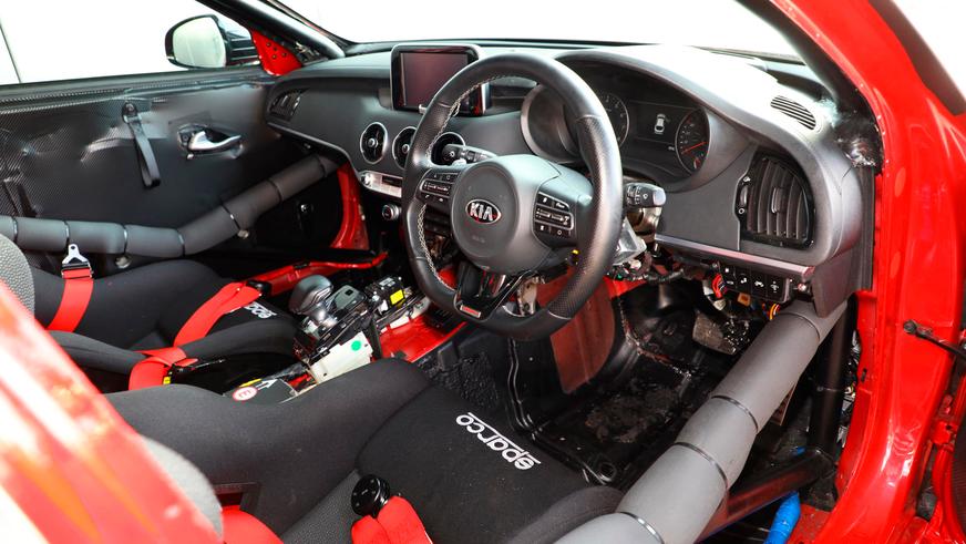Kia Stinger превратили в гоночный автомобиль