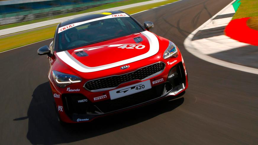 Kia Stinger превратили в гоночный автомобиль
