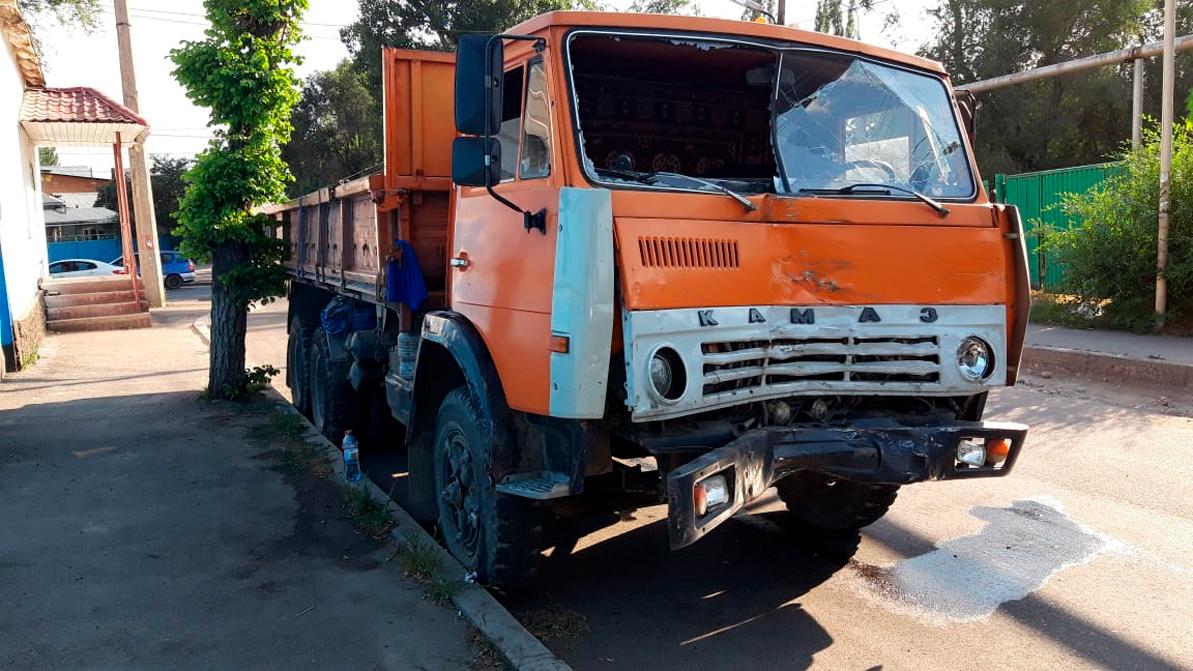 КАМАЗ столкнулся с автобусом в Алматы