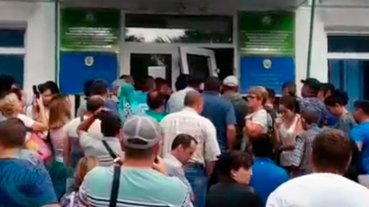 Дверь в спецЦОН выломали автомобилисты в Усть-Каменогорске