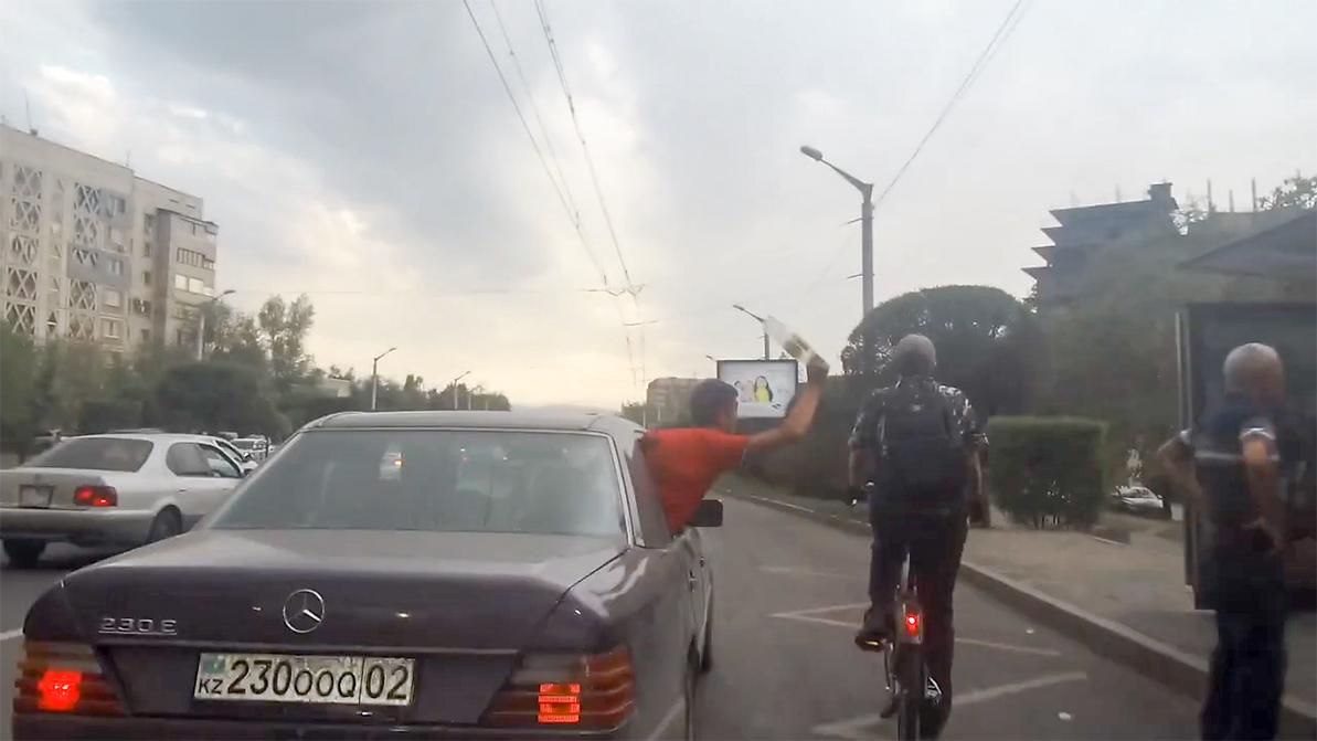 Пассажир из «мерседеса» ударил бутылкой велосипедиста на ходу