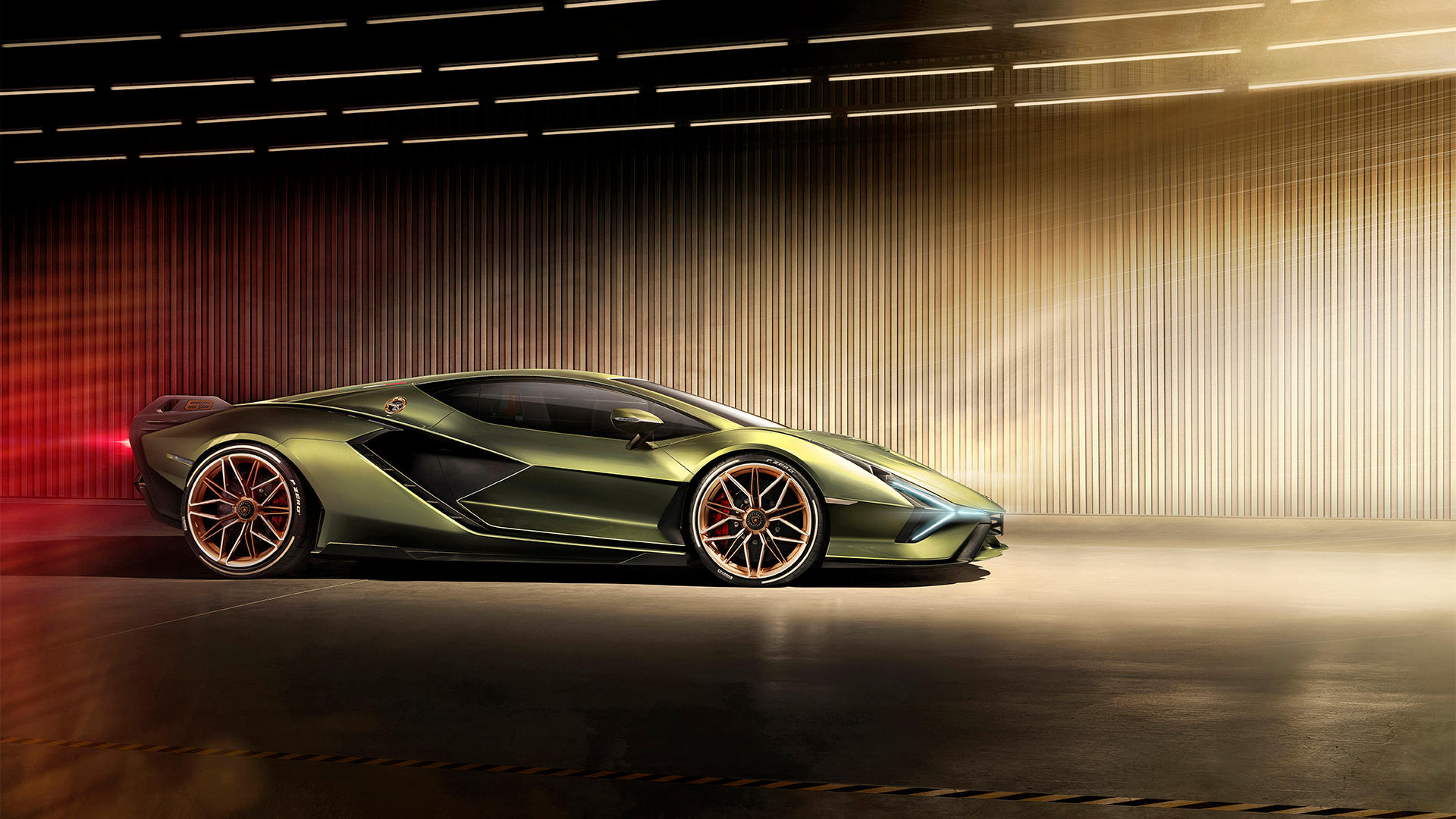 У Lamborghini появился первый серийный гибрид