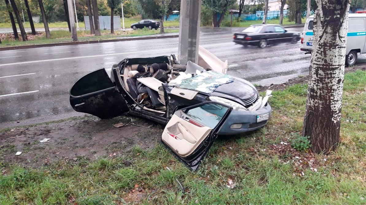 Lexus обнял столб на мокрой дороге в Алматы