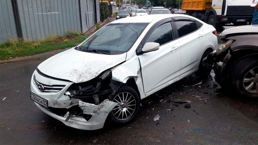 Lexus обнял столб на мокрой дороге в Алматы