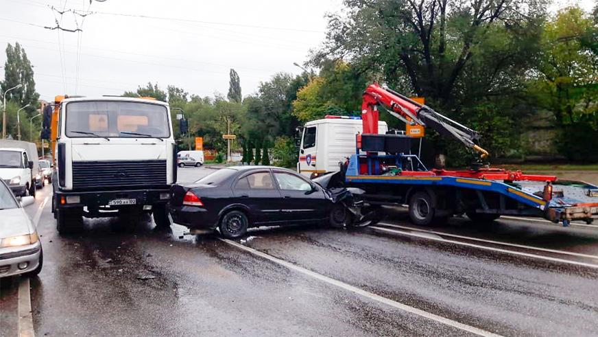 Lexus обнял столб на мокрой дороге в Алматы