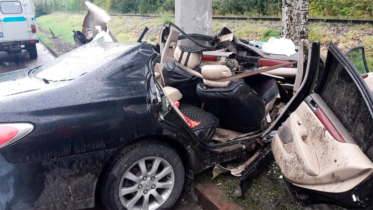 Lexus обнял столб на мокрой дороге в Алматы