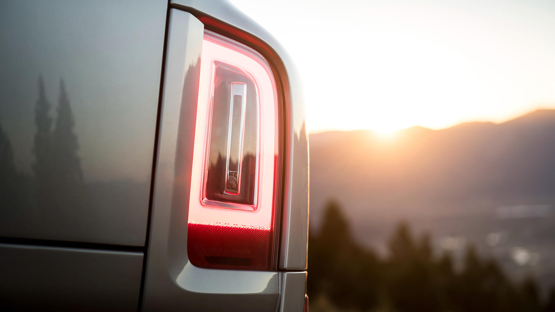 Первый вседорожный Rolls-Royce отзывают из-за лампочек