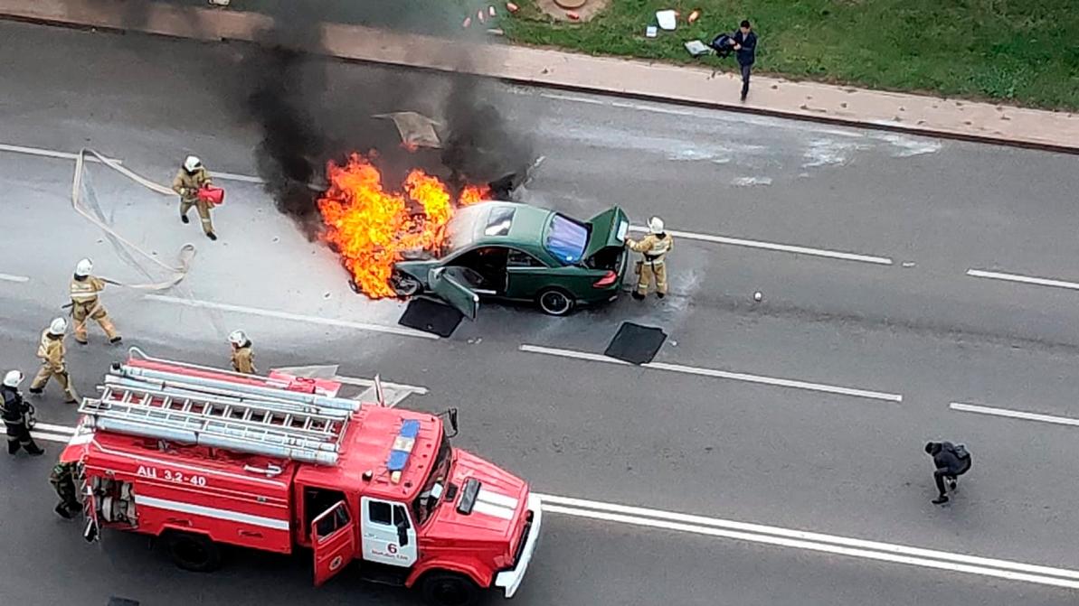 В центре Нур-Султана сгорел Mercedes-Benz CL55 AMG