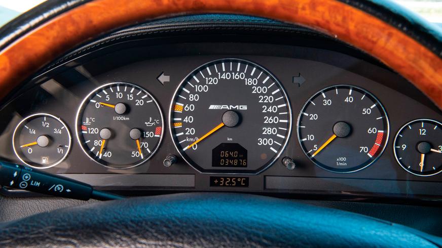Редкий Mercedes-Benz SL c мотором 7.3 литра выставили на продажу