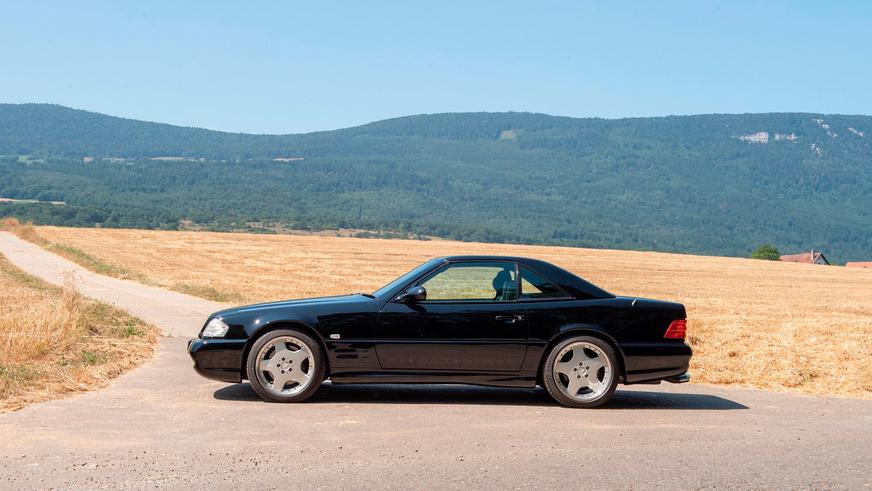 Редкий Mercedes-Benz SL c мотором 7.3 литра выставили на продажу