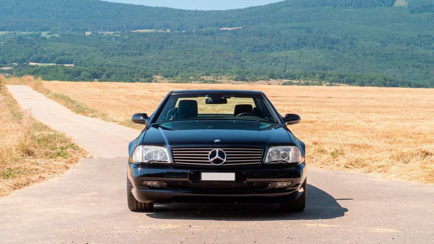 Редкий Mercedes-Benz SL c мотором 7.3 литра выставили на продажу
