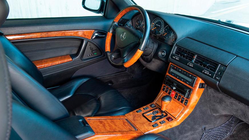 Редкий Mercedes-Benz SL c мотором 7.3 литра выставили на продажу
