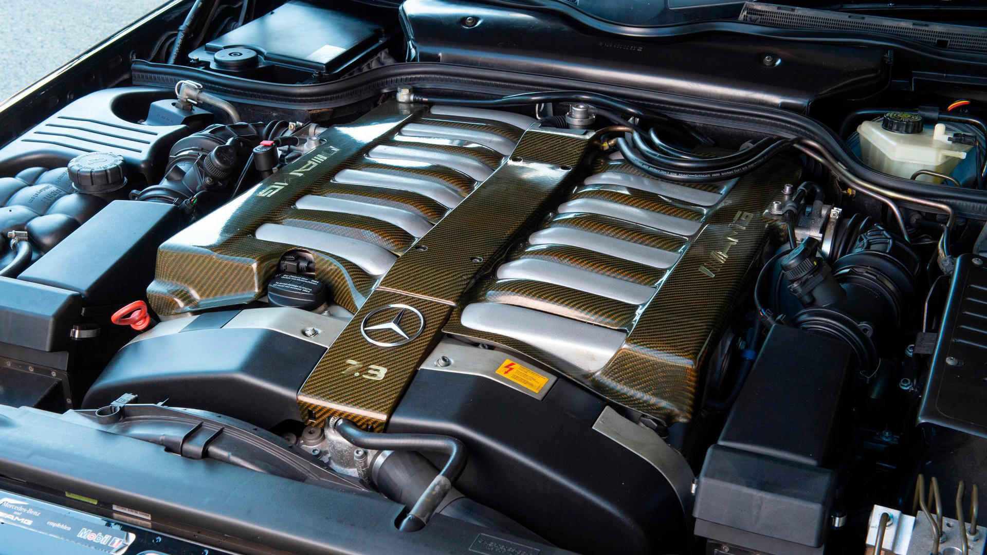 Редкий Mercedes-Benz SL c мотором 7.3 литра выставили на продажу