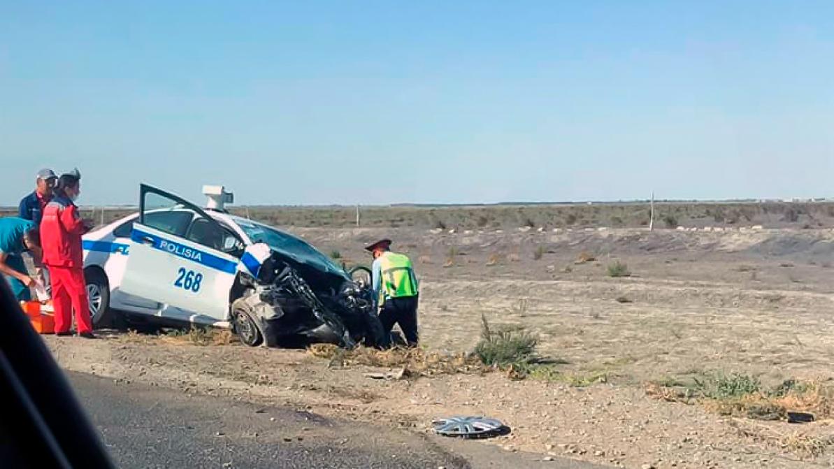 Toyota Hilux взял полицейский Volkswagen Polo на таран