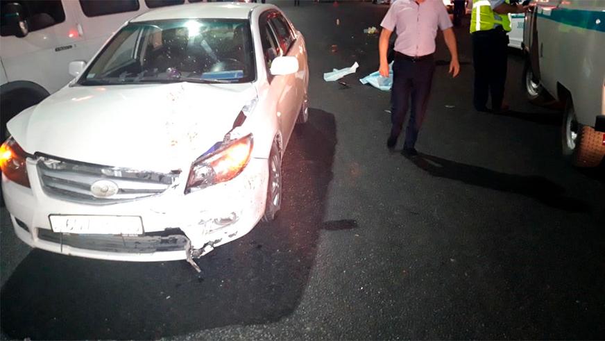 Под два автомобиля попал пешеход в Алматы